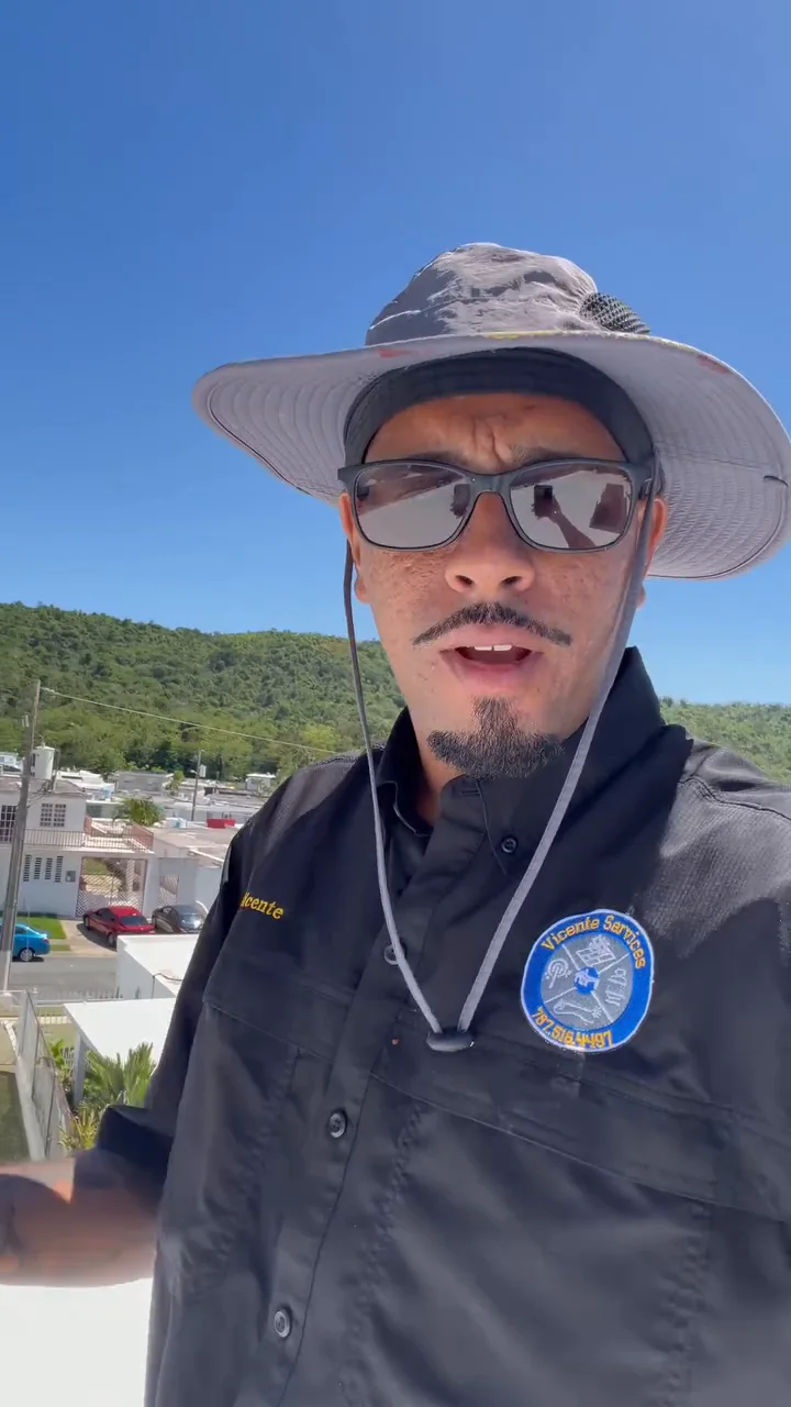 Vicente con sombrero, gafas y uniforme de Vicente Services.